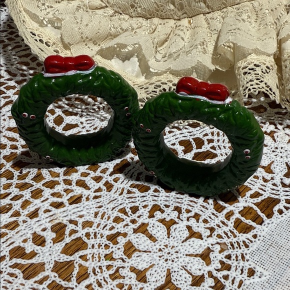 Vintage ceramic Christmas Wreath Napkin Rings set of 2 - Picture 3 of 3